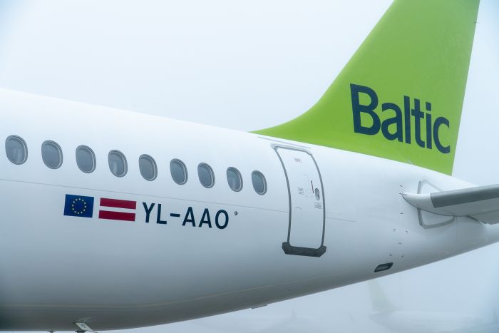airBaltic_15th_A220-300_2