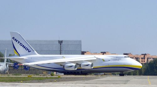 AN-124-100M-150_at_Antonov_airport