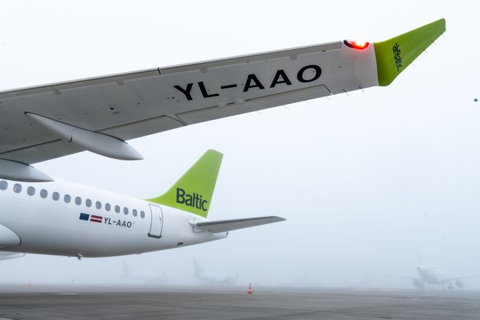 airBaltic_15th_A220-300_1