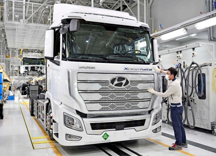brand-hyundai-xcient-fuel-cell-heavy-duty-truck-hevcars-4