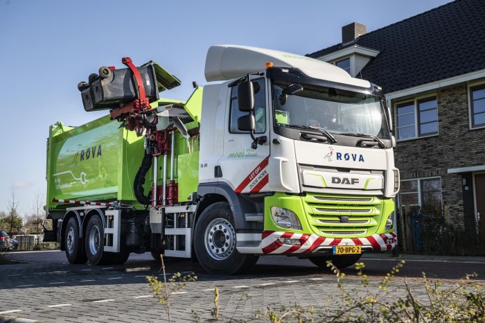 First-DAF-CF-Electric-refuse-collection-truck-delivered-to-ROVA-02