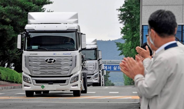 brand-hyundai-xcient-fuel-cell-heavy-duty-truck-hevcars-2