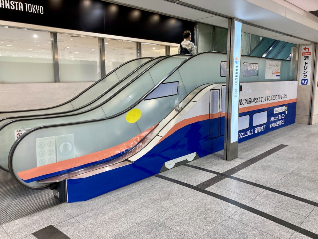 Japan-Shinkansen-double-decker-bullet-train-Max-Toki-E4-Joetsu-Tanigawa-two-storey-end-Tokyo-Station-escalator-photos-10