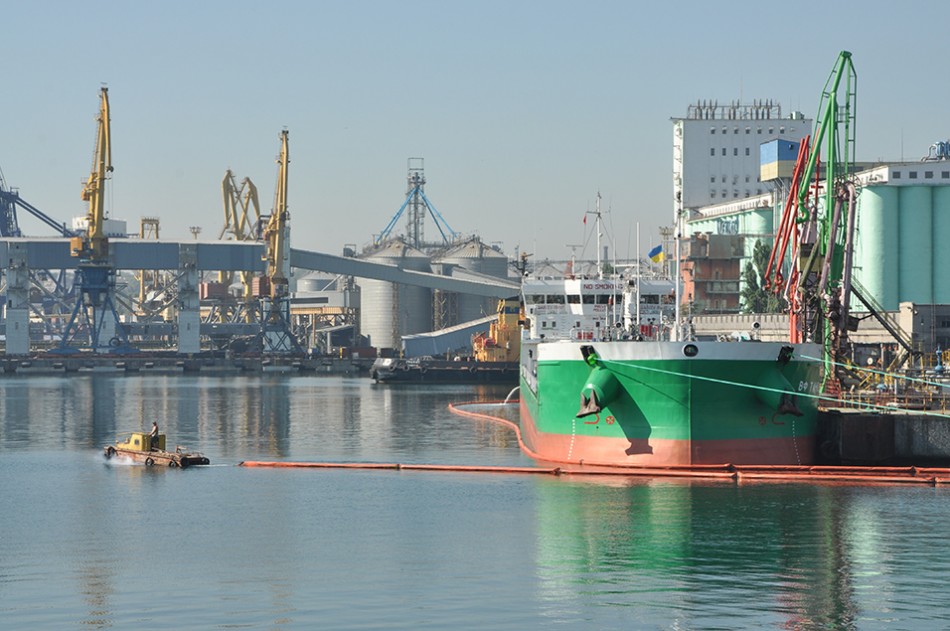 За последние полвека нефтерайон Одесского порта впервые принял под выгрузку три танкера одновременно.