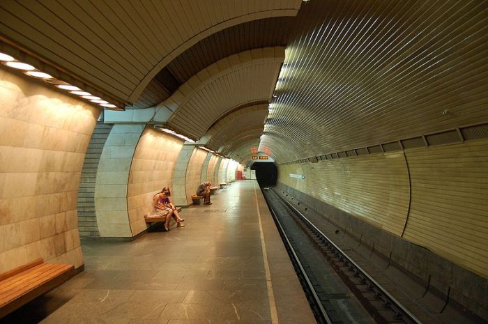 800px-Pecherska_metro_station_Kiev_2010_02