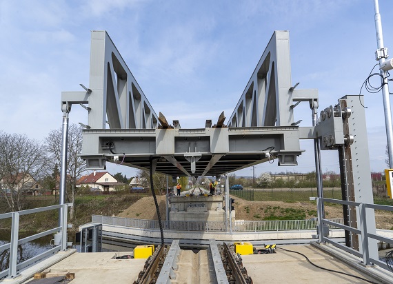 TZ-Unikatni-zeleznicni-most-pres-plavebni-kanal-na-Vltave-se-poprve-zkusebne-zdvihl4