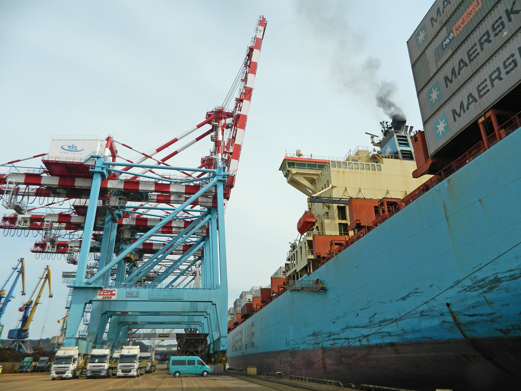 Вчерашний день стал стал примечательным и тем, что это был первый контейнеровоз датской компании Maersk в рамках сервиса МЕ3 в порт Южный.