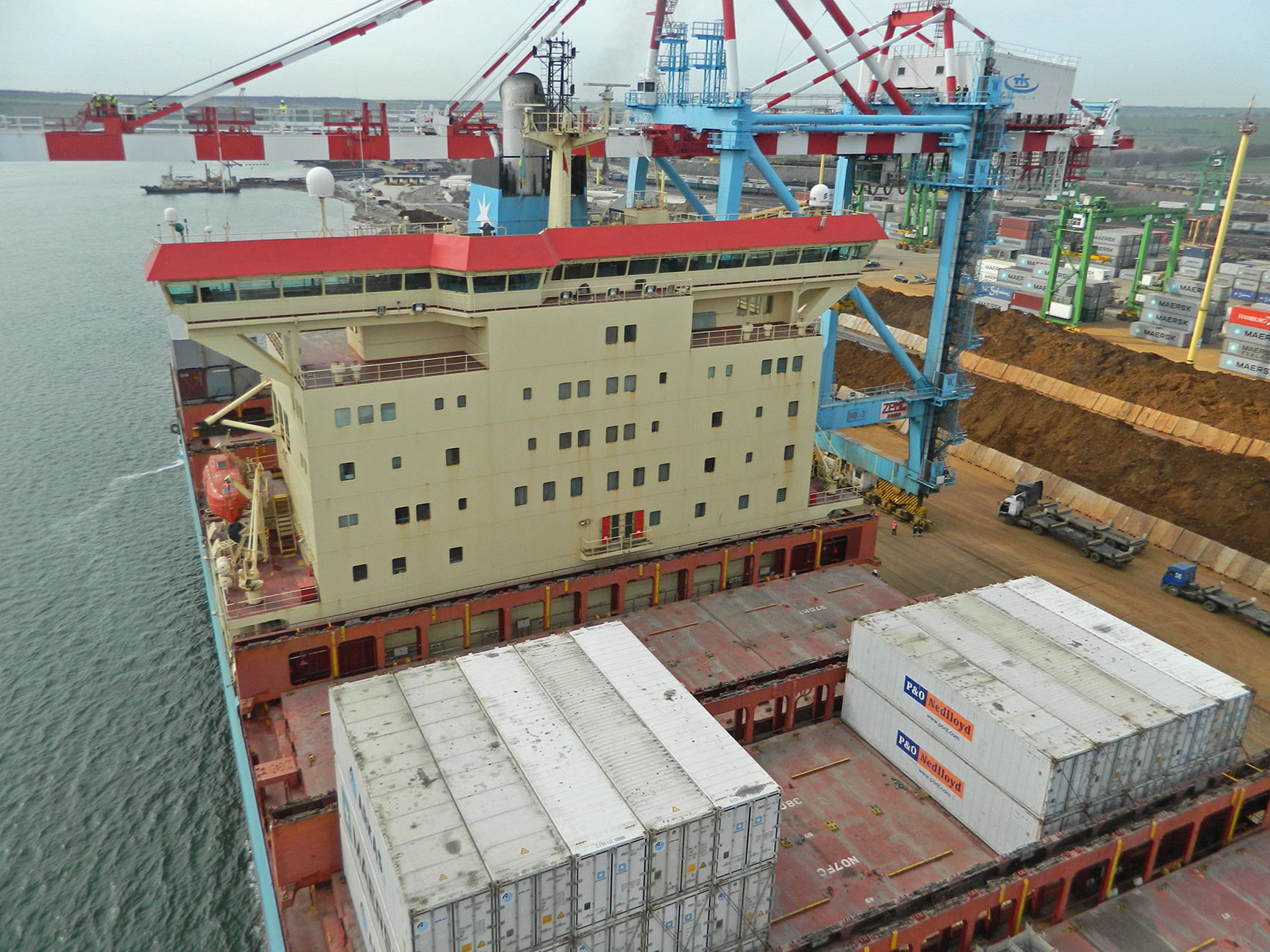 Что касается грузов, доставленных Maersk Klaipeda, то в контейнерах - апельсины, мебель, шины, стиральный порошок, обувь и запчасти для тракторов.