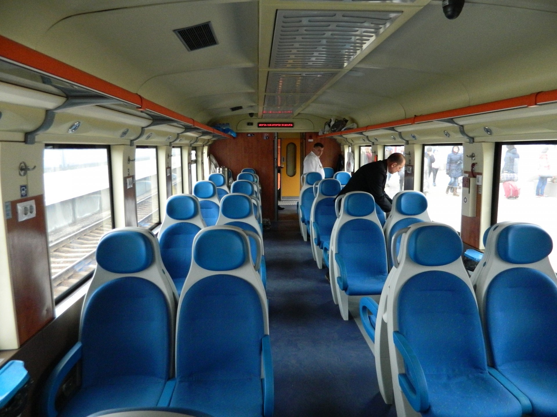 Дизель-поезд Д1М (до модернизации - Д1) оборудован кондиционерами, автоматической системой информирования пассажиров, дает возможность доступа в интернет.