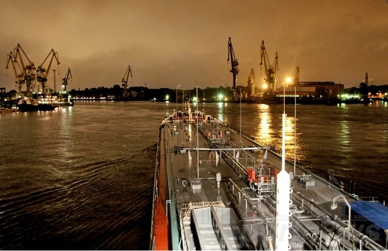 Танкер Волга-Флот 7 готовится к проходу в разводку по Неве