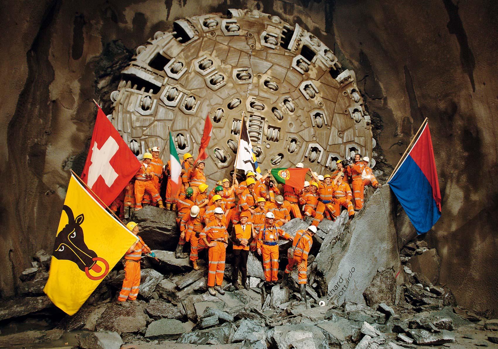 Строительство нового тоннеля обошлось в 12,2 млрд швейцарских франков (12,3 млрд долларов).