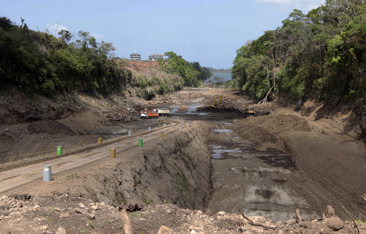 Очистка земли вдоль Атлантического побережья для строительства третьего шлюза канала, Панама-Сити, 27 января 2010 года.