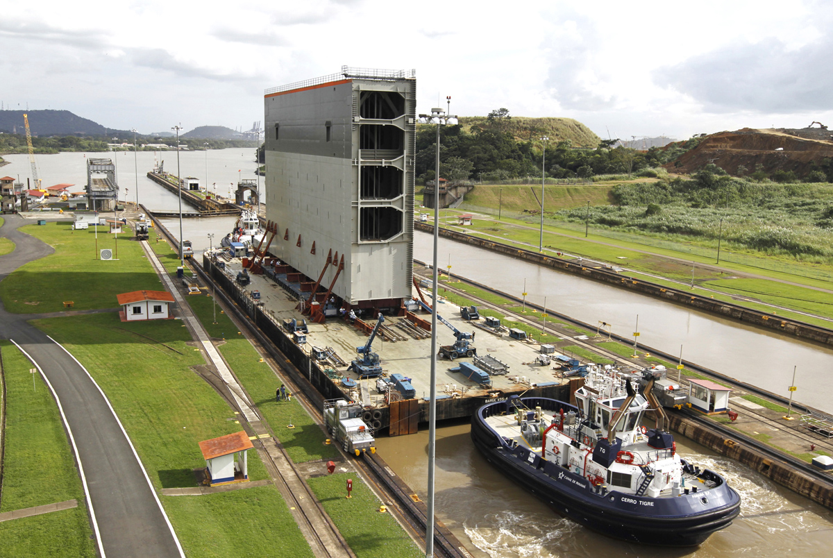 Буксировка последних прокатных ворот для новых шлюзов на тихоокеанской стороне Панамского канала через шлюзы в Мирафлоресе, Панама-Сити, 10 декабря 2014 года.