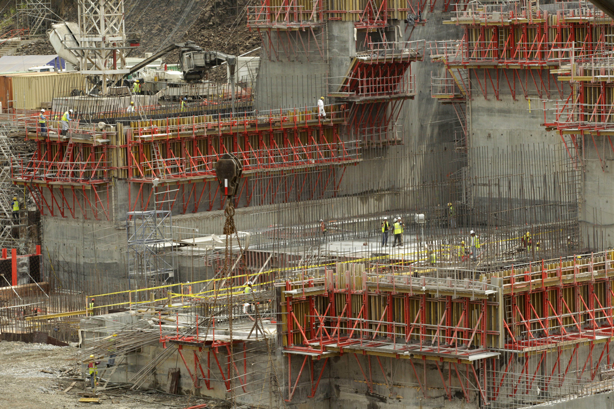 Монтаж железобетонных конструкций при сооружении шлюза, 13 августа 2012 года.