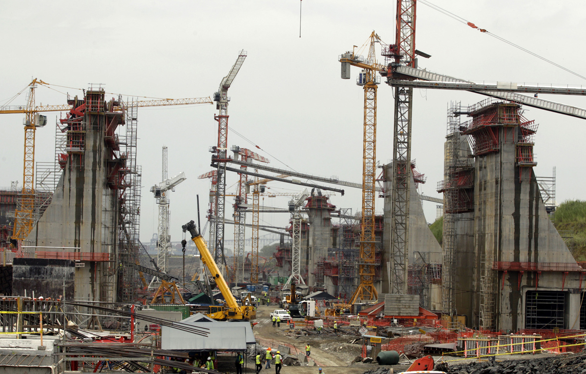 Работа кранов над сооружением будущего шлюза, 13 августа 2012 года.