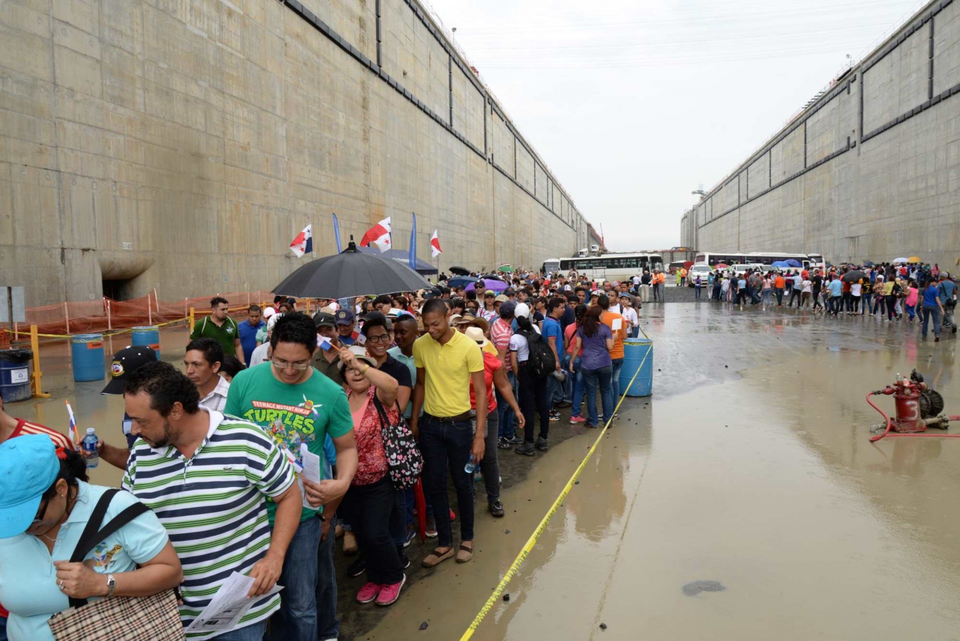 Посетители фотографируются на территории будущего канала, Панама-Сити, 17 марта 2015 года.