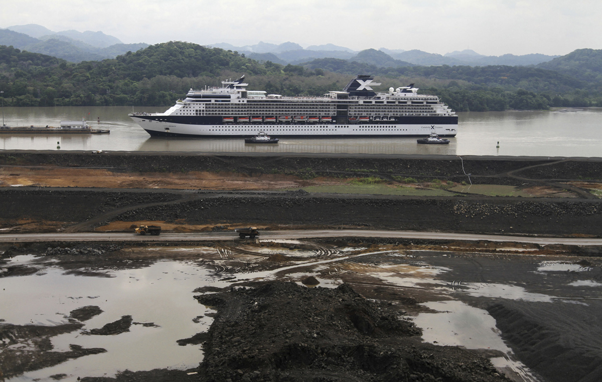 Круизный лайнер Celebrity Infinity проходит вблизи строящегося канала, Панама-Сити, 20 апреля 2012 года.