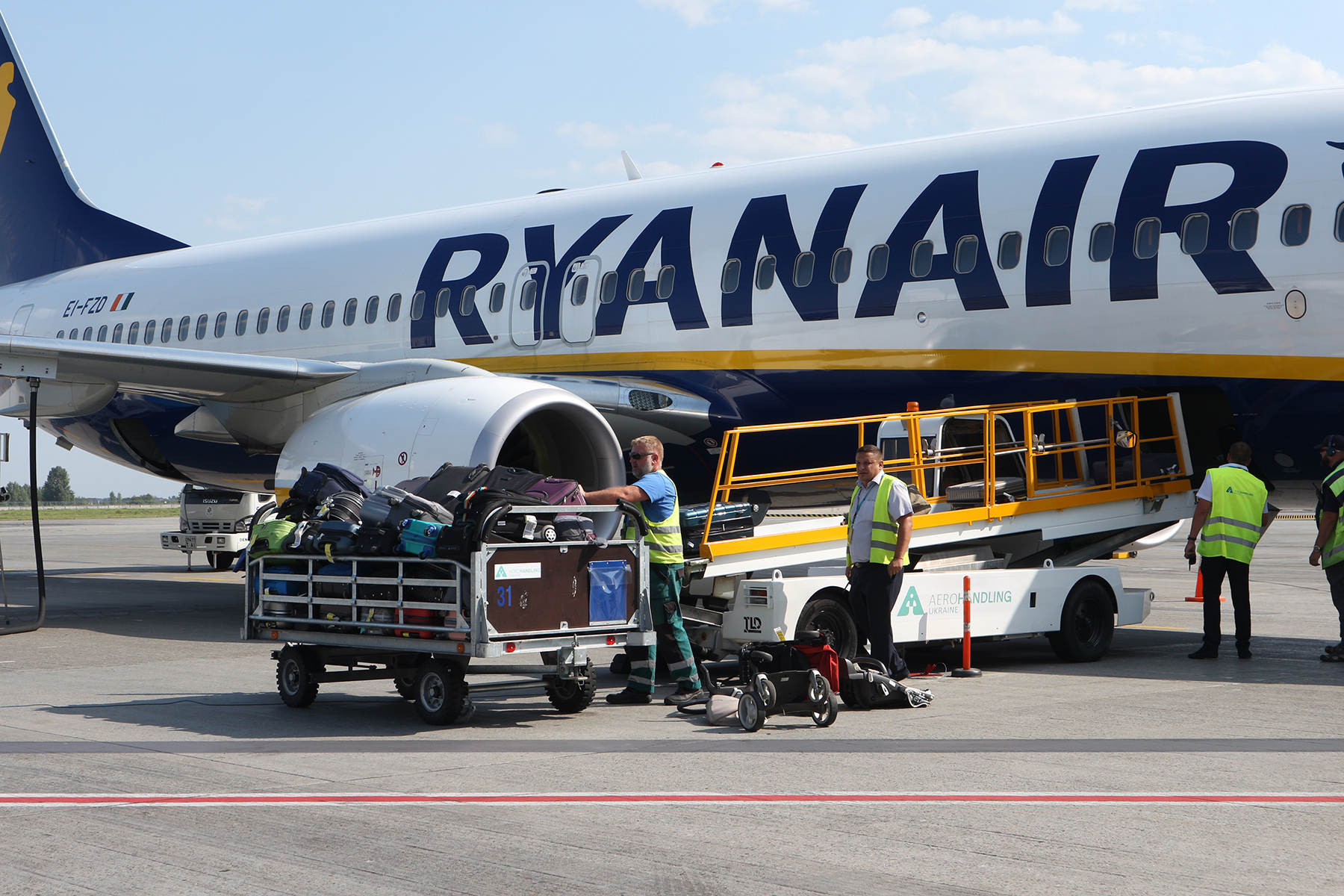 Выгрузка багажа. Как только заканчивается выгрузка, работники наземной службы сразу же начинают загрузку багажа пассажиров, летящих в Берлин.