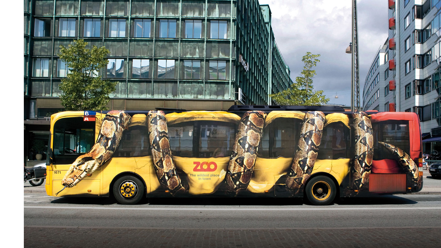 Реклама зоопарка на городском автобусе в Копенгагене.