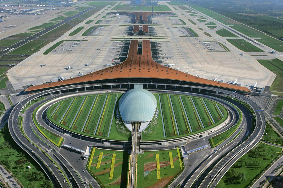 Открытый специально к летней Олимпиаде 2008 года новый терминал Пекинского аэропорта – второе по величине здание аэровокзала в мире. Комплекс, рассчитанный на пассажиропоток в 50 миллионов человек в год, обошелся китайскому правительству в $3,5 млрд и стал одной из самых масштабных работ сэра Нормана Фостера в 2000-е годы. В Пекине британский архитектор фактически вновь повторил схему, использованную им за десять лет до того при возведении своего opus magnum – гигантского гонконгского аэропорта Чхеклапкок: аэровокзал напоминает огромную вытянутую птицу.