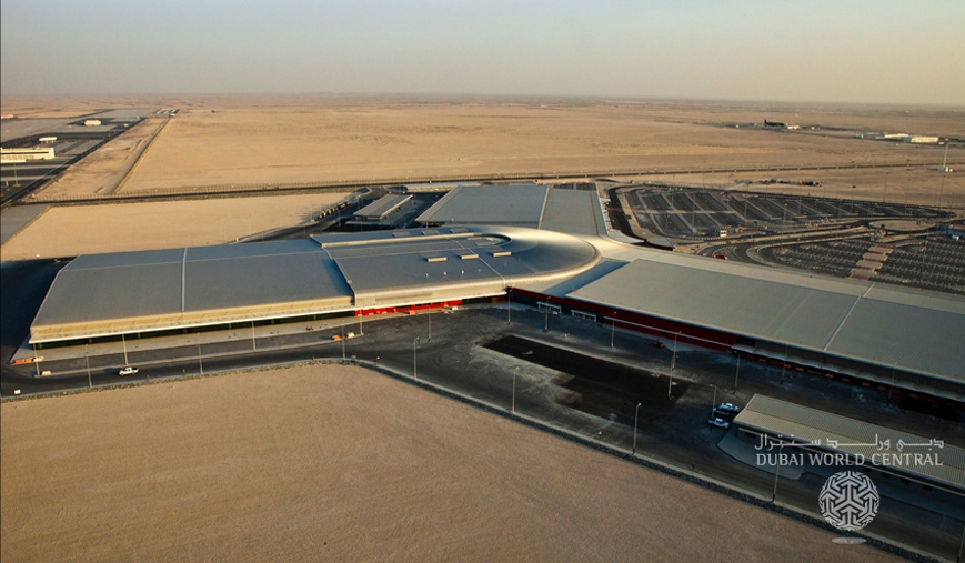Международный аэропорт Дубая – самый большой аэропорт на планете (даже больше пекинского), но и это не предел. Неподалеку от крупнейшего города Объединенных Арабских Эмиратов уже три года строится Международный аэропорт Аль-Мактум – и даже готова его первая очередь. К моменту завершения проекта в 2027 году транспортный хаб займет площадь 220 квадратных километров и сможет обслуживать до 160 млн пассажиров в год. Аль-Мактум станет первым на планете мегааэропортом – новой формацией городов будущего (подробнее об этом в нашей специальной рубрике Trend Locator).