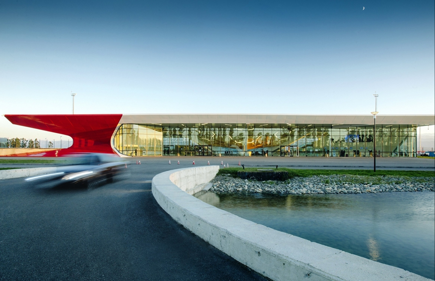 Международный аэропорт Давида Строителя в Кутаиси – наглядный символ обновленной Грузии и полная противоположность всем предыдущим постройкам. Это попросту небольшой и недорогой терминал с пассажиропотоком в сотню тысяч человек в год, выполненный голландскими архитекторами из UNStudio.