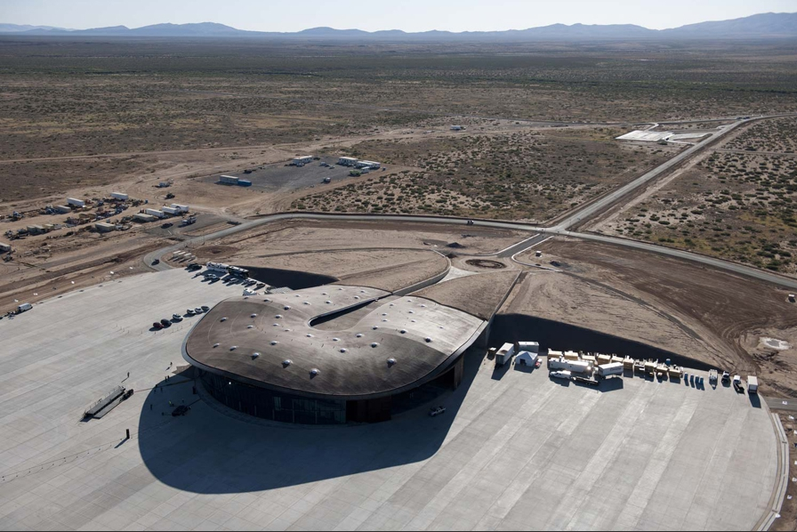 Частный космодром Америка в Нью-Мексико, также спроектированный вездесущим британцем Норманом Фостером, – другой пример будущего, которое воплощается прямо у нас на глазах (так, например, одним из арендаторов комплекса является SpaceX Элона Маска). Именно с подобных компактных площадок через пару десятков лет космические туристы будут улетать на орбиту в многоразовых челноках. Цена строительства космопорта – всего $200 млн.