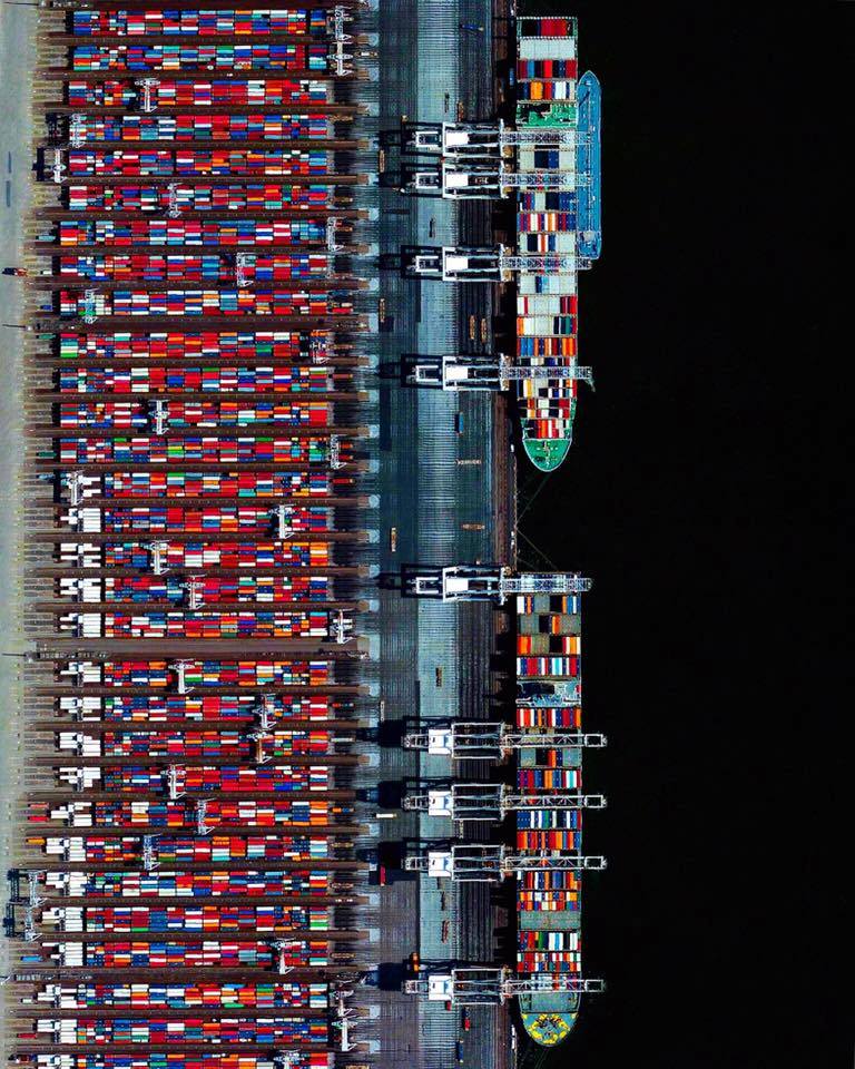 Два контейнеровоза в Роттердаме, Нидерланды.