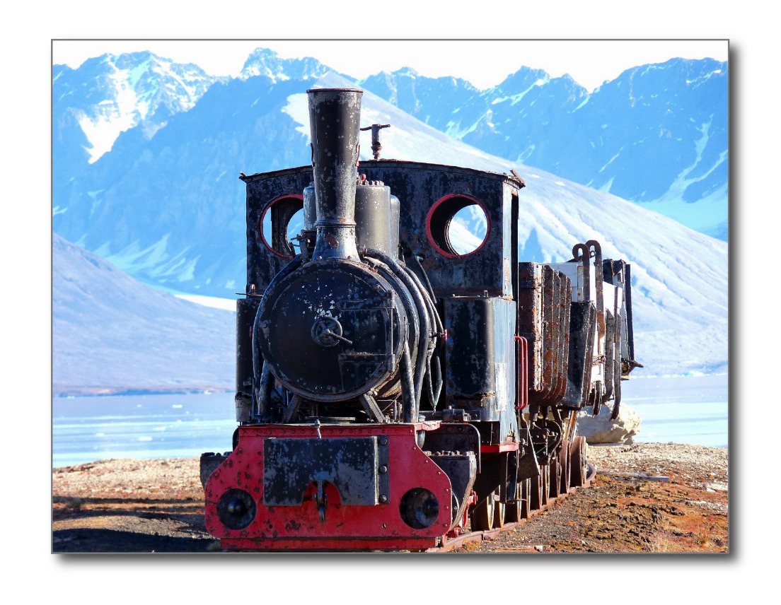 Железная дорога часто изображается на сувенирных открытках со Шпицбергена. На фото - одна из таких открыток.