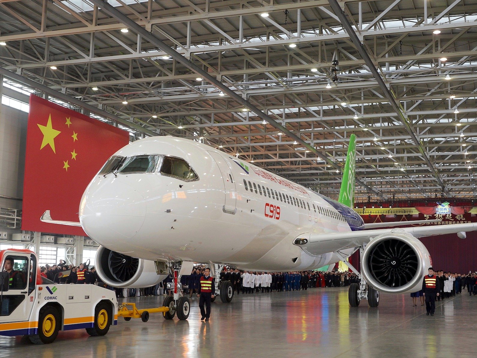 Китайская корпорация коммерческого авиастроения (Comac) выкатила из цеха первый собранный экземпляр C919. Это первый пассажирский среднемагистральный лайнер китайского производства. Он будет конкурировать со среднемагистральными моделями главных авиаконцернов мира - Boeing 737 и Airbus A320