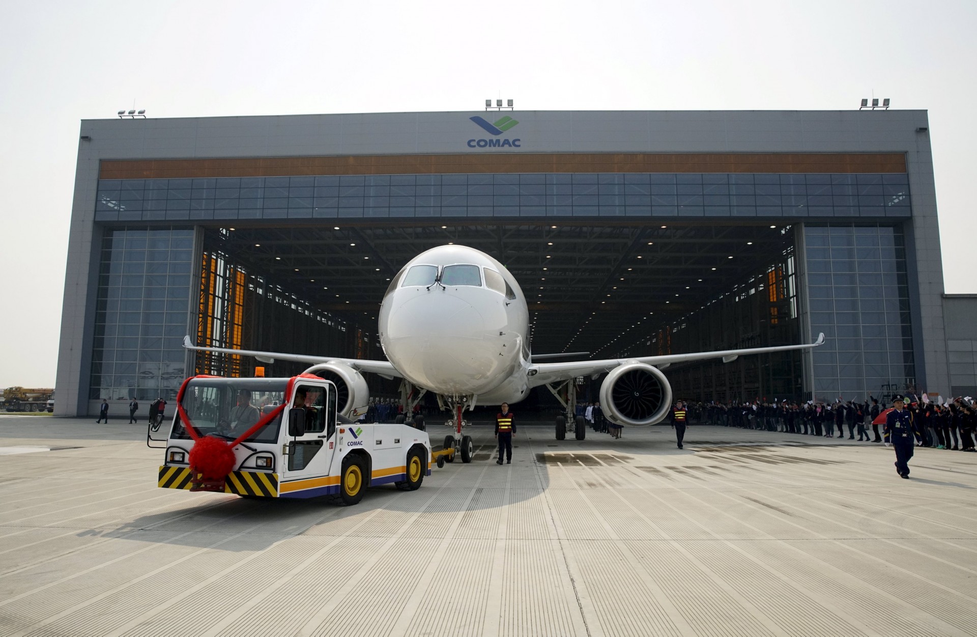 Самолет C919 построен на заводе в Шанхае. В распространненом сообщении Comac утверждает, что уже получила заказы на 517 единиц таких авиалайнеров, в основном от китайских компаний.