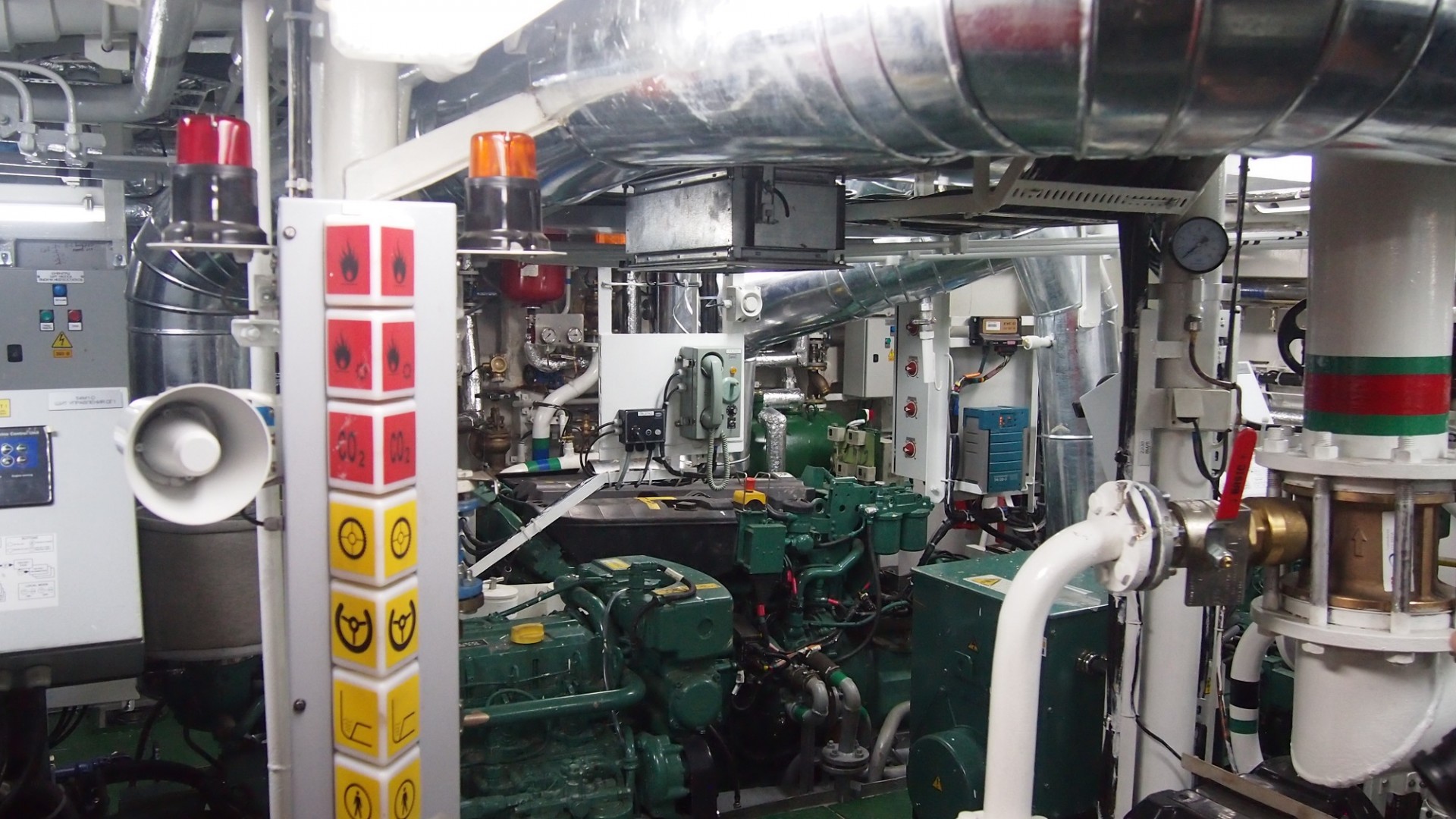 На борту нефтемусоросборщика установлено 2 дизель-редукторных агрегата в составе главного двигателя D9 MH HE фирмы 
