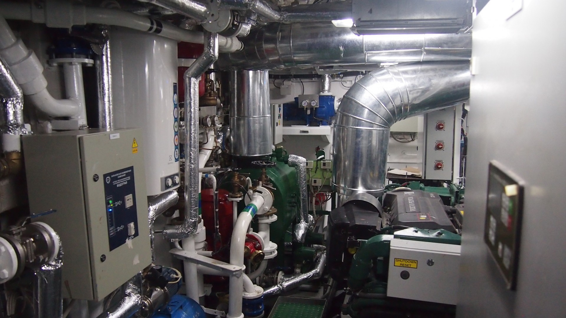 Электроэнергетическая установка судна представлена 2-мя вспомогательными дизель-генераторами D5AT/UCM274° C-1 фирмы 