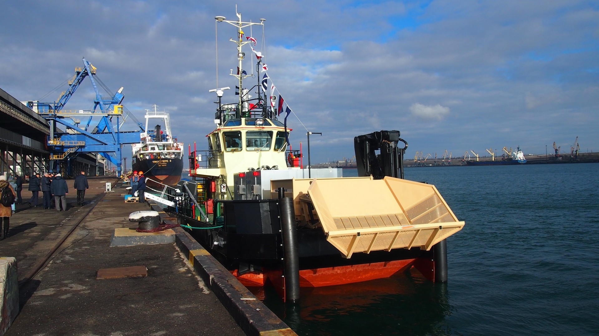 Sea Ant был построен на мощностях Херсонского судостроительного завода. Работы велись с 24 ноября 2015 года. 28 октября 2016 года нефтемусоросборщик был спущен на воду. Позже судно успешно совершило переход с ХСЗ в порт приписки.